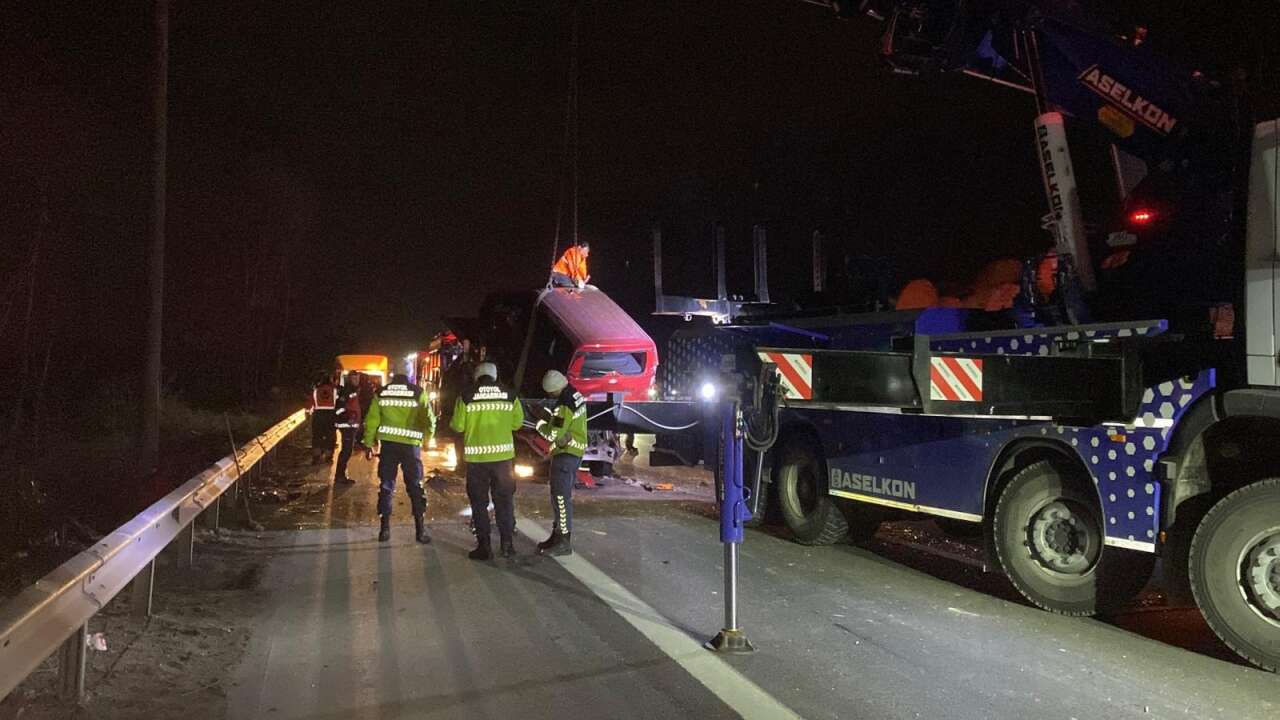 Feci kaza! Taşıdığı araçla çarptığı TIR’ın arasında kaldı 4